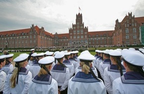 Presse- und Informationszentrum Marine: Vereidigung der Marineoffizieranwärter Crew VII/2018 an der Marineschule Mürwik