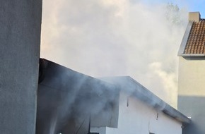 Feuerwehr Grevenbroich: FW Grevenbroich: Feuerwehr l&ouml;scht Geb&auml;udebrand in Neurath