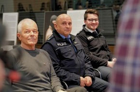 Polizeipräsidium Südhessen: POL-DA: Darmstadt: Wanderausstellung "Der Mensch dahinter" eröffnet - Einsatzkräfte im Porträt