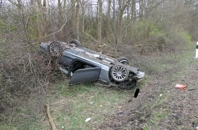 Feuerwehr Dortmund: FW-DO: Auto überschlägt sich auf BAB 45 / Verkehrsunfall zwischen zwei Pkw