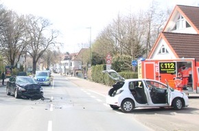 Polizei Bielefeld: POL-BI: Totalschaden: Zwei Pkw kollidiert