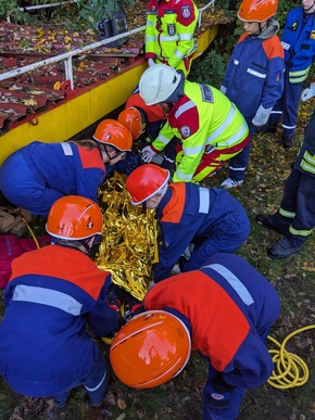 FW Beverungen: Erfolgreicher Berufsfeuerwehrtag der Jugendfeuerwehr Herstelle