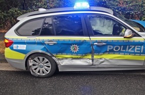 Polizei Mettmann: POL-ME: Streifenwagen auf Einsatzfahrt verunfallt - Langenfeld - 1808136