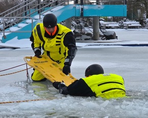 FW Celle: Feuerwehr warnt vor dem Betreten von Eisfl&auml;chen - Eisretter der Feuerwehr Celle einsatzbereit - Feuerwehr &uuml;bt den Ernstfall im Celler Badeland!