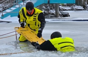 Freiwillige Feuerwehr Celle: FW Celle: Feuerwehr warnt vor dem Betreten von Eisfl&auml;chen - Eisretter der Feuerwehr Celle einsatzbereit - Feuerwehr &uuml;bt den Ernstfall im Celler Badeland!