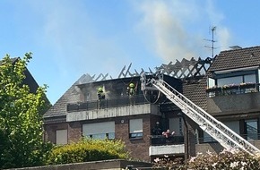 Feuerwehr Bottrop: FW-BOT: Mehrfamilienhaus nach Dachstuhlbrand unbewohnbar