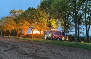 Freiwillige Feuerwehr der Stadt Goch: FF Goch: 30 Kubikmeter Baumschnitt in Flammen