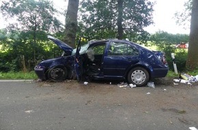 Polizeiinspektion Cuxhaven: POL-CUX: Schwerer Verkehrsunfall mit einer lebensgefährlich verletzten Person