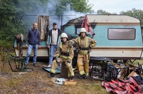 ARD Das Erste: Action mit Landluft: Zweiter Film der neuen ARD-Degeto-Reihe "Feuerwehrfrauen" mit Nadja Becker und Katja Danowski im Dreh
