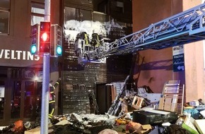 Feuerwehr Dortmund: FW-DO: 22.11.2020 - FEUER IN BERGHOFEN Sperrmüllbrand greift auf Wohngebäudes über