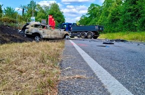 Kreisfeuerwehrverband Bodenseekreis e. V.: KFV Bodenseekreis: Feuerwehr Meckenbeuren bek&auml;mpft Fahrzeugbrand nach t&ouml;dlichem Frontalzusammensto&szlig; zwischen einem PKW und LKW