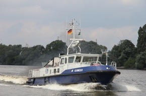 Hauptzollamt Hamburg: HZA-HH: Besatzung des Zollboots "Kehrwieder" rettet Person aus der Elbe // Rettungsaktion Höhe Elbphilharmonie