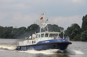 Hauptzollamt Hamburg: HZA-HH: Besatzung des Zollboots "Kehrwieder" rettet Person aus der Elbe // Rettungsaktion Höhe Elbphilharmonie