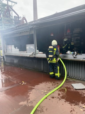 FW-EN: Verkaufscontainer gerät in Brand &amp; Verkehrsunfall - Zwei Paralleleinsätze für die Hattinger Feuerwehr