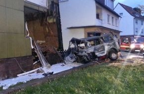 Polizeiinspektion Hameln-Pyrmont/Holzminden: POL-HM: Presseinformation der Polizei Stadtoldendorf - Pkw prallt gegen Wohnhaus / Fahrer verbrennt im Fahrzeug (763307/13)