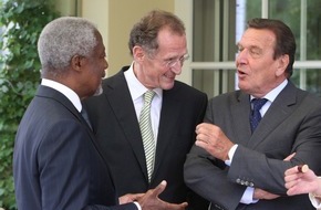 AWD Holding AG: Ehemalige Spitzenpolitiker besorgt über Finanzkrise / Kofi Annan, Gerhard Schröder, Adolf Ogi und Franz Vranitzki diskutieren in Hannover