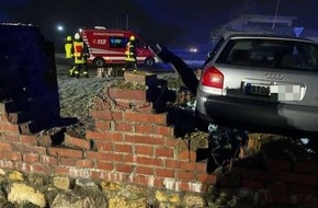 Polizeiinspektion Stade: POL-STD: Tageswohnungseinbrecher in Jork, Unfallbeteiligter in Grefenmoor gesucht, Auto prallt in Harsefeld auf Kreisel, Kind bei Unfall in Himmelpforten verletzt - Zeugen gesucht