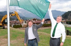 Kitzbühel Country Club (KCC): Richard Hauser hisste in Reith die Flagge des "Kitzbühel Country Clubs" - BILD
