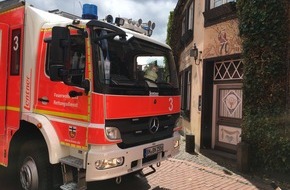 Feuerwehr und Rettungsdienst Bonn: FW-BN: Brand einer Mülltonne greift auf Gebäude über - Gaststätte in Bad Godesberg durch Flammen und Rauch beschädigt