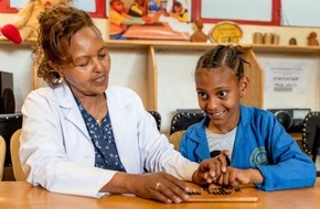 cbm Christoffel-Blindenmission e.V.: Welt-Braille-Tag: Sechs Punkte lassen Blens Traum wahr werden / Die CBM unterstützt blinde und sehbehinderte Kinder in den ärmsten Regionen der Welt