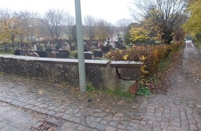 Polizeidirektion Landau: POL-PDLD: Friedhofmauer beschädigt und keiner weiß Bescheid
