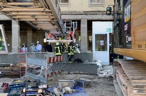 Feuerwehr und Rettungsdienst Bonn: FW-BN: Bauarbeiter unter Betonplatte verschüttet, Aufwändige Rettungsarbeiten sind erfolgreich beendet.