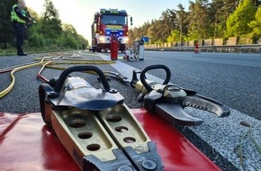 Freiwillige Feuerwehr Lehrte: FW Lehrte: Schwerer Verkehrsunfall Autobahn A2: PKW mit 5 Insassen kommt von der Fahrbahn ab - ein Mensch stirbt.
