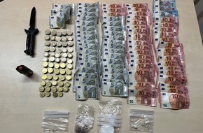Polizei Düsseldorf: POL-D: Pempelfort - Zwei Drogendealer aus dem Verkehr gezogen - Wohnungsdurchsuchung - Betäubungsmittel, Messer und Bargeld sichergestellt - Festnahme