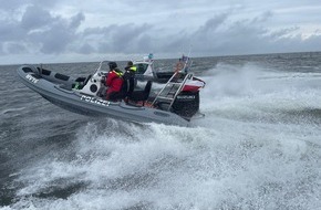 Landeswasserschutzpolizeiamt Mecklenburg-Vorpommern: LWSPA M-V: Seenotretter und Wasserschutzpolizei retten Mann von gestrandeter Segelyacht - Gemeinsame Pressemitteilung der DGzRS und des LWSPA MV