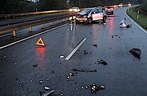 Polizeiinspektion Hameln-Pyrmont/Holzminden: POL-HM: Schwerer Verkehrsunfall auf der Bundesstraße 217 - weiße Limousine flüchtig (Zeugenaufruf!)