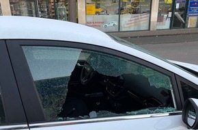 Polizei Rheinisch-Bergischer Kreis: POL-RBK: Bergisch Gladbach - Scheiben an drei Pkw eingeschlagen, zwei Tankkarten gestohlen