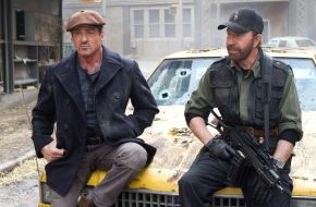 ProSieben: Was würde Chuck Norris tun? Sylvester Stallone lernt dazu in "The Expendables 2" am 26. Oktober 2014 auf ProSieben