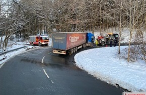 Feuerwehr Plettenberg: FW-PL: L619 - Liegengebliebener LKW sorgt für stundenlangen Feuerwehreinsatz