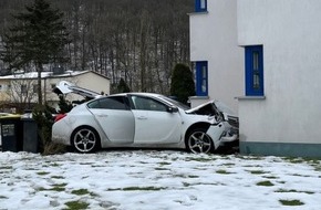 Kreispolizeibehörde Hochsauerlandkreis: POL-HSK: Verkehrsunfall / Personen flüchten von Unfallstelle