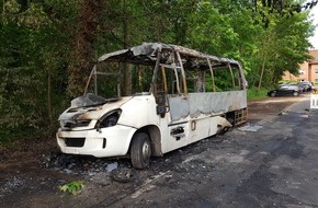 Polizeidirektion Hannover: POL-H: Zeugenaufruf: Kleinbus in Barsinghausen in Brand gesetzt