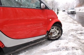 Kreispolizeibehörde Rhein-Sieg-Kreis: POL-SU: Smart überschlägt sich auf schneeglatter Straße - Fahrerin leicht verletzt