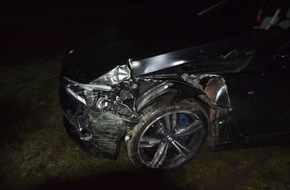 Kreispolizeibehörde Herford: POL-HF: Zusammenstoß mit Baum- Fahrer flüchtet von Unfallstelle