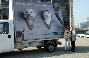 Deutscher Tierschutzbund e.V.: Tierschutzbundpräsident Wolfgang Apel und die Vorsitzende des Bundes gegen Missbrauch der Tiere, Jutta Breitwieser, präsentieren das neue Anti-Jagdplakat des Bündnisses Tierschutz