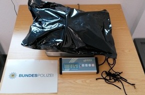 Bundespolizeidirektion Sankt Augustin: BPOL NRW: Bundespolizei stellt ein Kilogramm Marihuana auf der A 61 sicher; Niederländer versteckte Betäubungsmittel in einer Tüte unter dem Auto