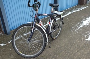 Polizeidirektion Bad Segeberg: POL-SE: Rickling - Unbekannter Täter schlitzte Plane von Autodach auf und baute Autoradio aus Armaturenbrett aus; sein Fahrrad hinterließ er am Tatort; Zeugenaufruf: Wer kennt dieses Fahrrad?