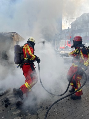 FW Düren: Ausgedehnter Fahrzeugbrand forderte die Feuerwehr
