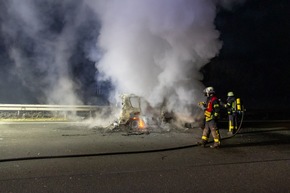 FW Porta Westfalica: 03.03.2026 - A2: PKW in Vollbrand