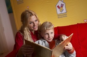 McDonald's Kinderhilfe Stiftung: ProSieben-Moderatorin Sonya Kraus und die Boygroup US5 überraschen Familien mit schwer kranken Kindern - Weihnachtsfeier im Ronald McDonald Haus Hamburg