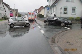 Polizeiinspektion Hameln-Pyrmont/Holzminden: POL-HM: Verkehrsunfall mit erheblichem Sachschaden und einer leichtverletzten Person