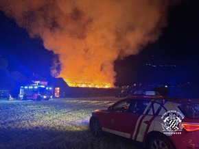 FW Neukirchen-Vluyn: Großbrand einer Scheune - Kräftezehrender Einsatz über 17 Stunden + Nachlöscharbeiten bis zum Folgetag (Abschlussmeldung)