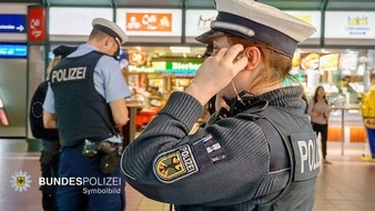 Bundespolizeiinspektion Kassel: BPOL-KS: Bundespolizeieinsatz wegen randalierender Personengruppe in Regionalbahn