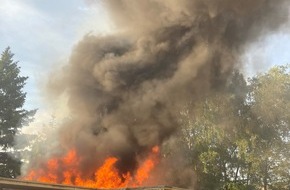 Feuerwehr Oberhausen: FW-OB: Brand auf der Duisburger Straße - Gartenlaube und mehrere Garagen betroffen