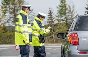 Bundespolizeidirektion Sankt Augustin: BPOL NRW: Stuntverdächtiger Fahrerwechsel, Auffinden eines Teleskopschlagstocks und Mitfahrer ohne Ausweisdokumente