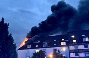 Feuerwehr Essen: FW-E: Ausgedehnter Wohnungsbrand greift auf Dachstuhl über - eine Person verstorben, zahlreiche Anwohnende betroffen