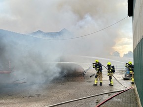 FW-SE: Strohbeladene Scheune brennt in Henstedt-Ulzburg komplett nieder